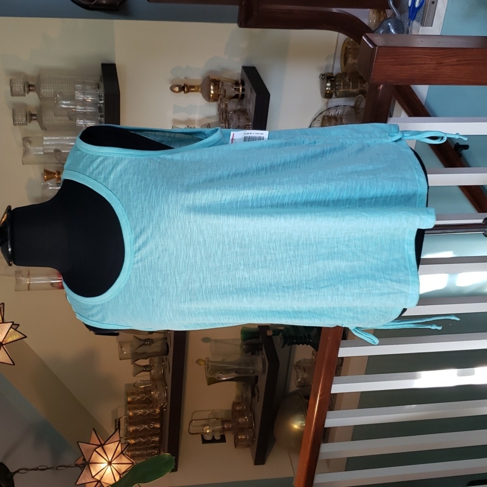 Marika Athletic Womans Sleeveless Turqoise Pullover Top